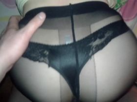 Женушка трахается раком, не снимая колготок и трусов